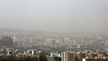 عاصفة رملية تجتاح شمال طهران (17 ايار 2022، أ ف ب). 