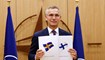ستولتنبرغ يحمل طلبي فنلندا والسويد الانضمام الى الناتو، خلال احتفال في بروكسيل (18 ايار 2022، أ ف ب). 