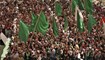 طلاب فلسطينيون يدعمون حماس خلال حضورهم مناظرة قبل انتخابات مجلس الطلاب في جامعة بيرزيت في ضواحي رام الله بالضفة (17 ايار 2022، أ ف ب). 