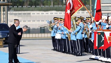 الرئيس التركي رجب طيب أردوغان خلال استقبال الرئيس الكازاخي في أنقرة (أ ف ب).