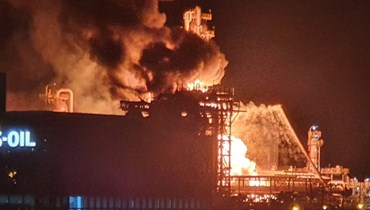 صورة قدمها أحد قراء يونهاب في 19 ايار 2022، وتظهر حريقًا في مصفاة أونسان التابعة لشركة إس أويل كورب في أولسان بعد انفجار (يونهاب).