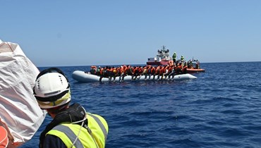 فرق سفينة "أوشن فايكينغ" خلال انقاذ مهاجرين قبالة سواحل ليبيا (19 ايار 2022، SOS MEDITERRANEE France). 