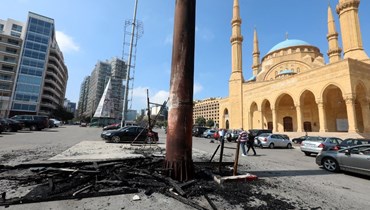 إحراق قبضة الثورة وسط بيروت (أ ف ب).
