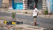 رجل يمني يمشي في أحد الشوارع في مدينة تعز المحاصرة (17 ايار 2022ـ أ ف ب). 