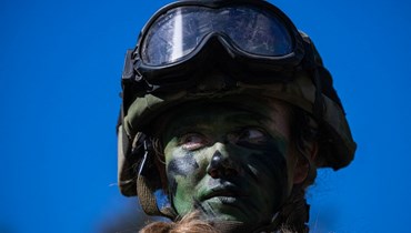 قائدة فرقة جوانا بيوركلوند من فوج غوتلاند P18 خلال تمرين ميداني بالقرب من فيسبي في جزيرة غوتلاند السويدية (17 ايار 2022، أ ف ب). 