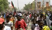 سودانيون يتظاهرون ضد الانقلاب في أحد الشوارع في الخرطوم (19 ايار 2022، أ ف ب). 
