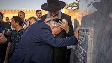 أعضاء من الجالية اليهودية يصلون في مقبرة يهودية في مدينة مكناس شمال المغرب (18 ايار 2022، أ ف ب).