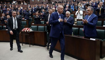 تصفيق لإردوغان خلال اجتماع في الجمعية الوطنية التركية الكبرى في أنقرة (18 ايار 2022ـ أ ف ب). 