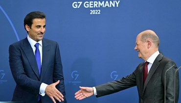 مصافحة بين شولتس وأمير قطر خلال مؤتمر صحافي في برلين (20 ايار 2022، أ ف ب). 