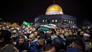 فلسطينيون يشيعون جثمان وليد الشريف (23 عاما) في مجمع المسجد الأقصى بالقدس (16 ايار 2022، ا ف ب).
