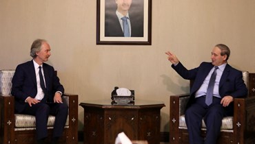 المقداد (إلى اليمين) مستقبلا بيدرسون في دمشق (22 ايار 2022، أ ف ب). 