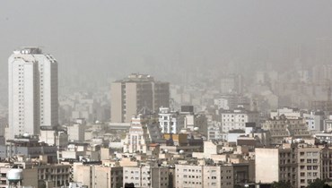 عاصفة رملية تجتاح مباني في شمال طهران (17 ايار 2022، أ ف ب). 
