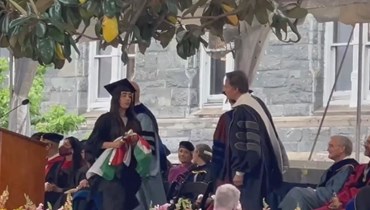 بالفيديو: طالبة فلسطينية ترفع علم بلدها وترفض مصافحة بلينكن في حفل تخرّجها