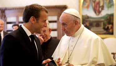 البابا فرنسيس والرئيس الفرنسي إيمانويل ماكرون في الفاتيكان (26 تموز 2018 - أ ب).
