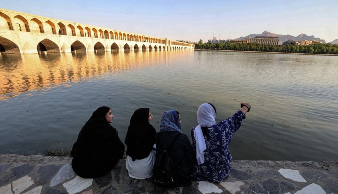 جسر خاجو الشهير في مدينة إصفهان الإيرانية (أ ف ب).