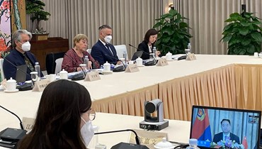 باشليه (الثانية إلى اليسار) تحضر اجتماعًا افتراضيًا مع نائب الوزير دو هانغوي من وزارة الأمن العام الصينية في قوانغتشو (24 ايار 2022، أ ف ب). 