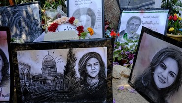 رسوم لأبو عاقلة في معرض تكريمي لها في المكان الذي قُتلت فيه في جنين في الضفة الغربية المحتلة (19 ايار 2022، أ ف ب). 