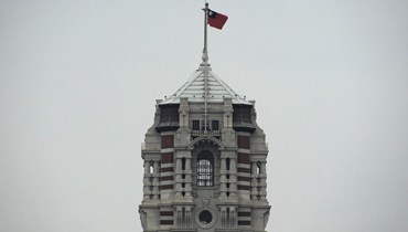 علم تايوان الوطني يرفرف فوق المكاتب الرئاسية لتايوان في تايبيه (24 أيار 2022 - أ ف ب).