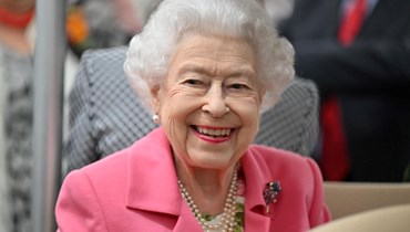 الملكة إليزابيث الثانية تبتسم خلال زيارتها معرض تشيلسي للزهور في لندن (23 ايار 2022، أ ف ب). 