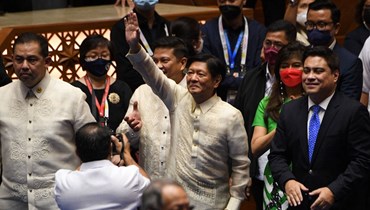 ماركوس ملوحا لدى وصوله الى مجلس النواب في كويزون بضواحي مانيلا، لتنصيبه رئيسا (25 ايار 2022، أ ف ب). 