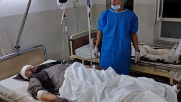 جريح من جراء انفجار قنبلة يتلقى العلاج في مستشفى في مزار الشريف (25 ايار 2022، أ ف ب). 