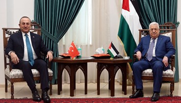 عباس (الى اليمين) مستقبلا وزير الخارجية التركي مولود تشاوش أوغلو في رام الله بالضفة الغربية المحتلة (24 ايار 2022، أ ف ب). 