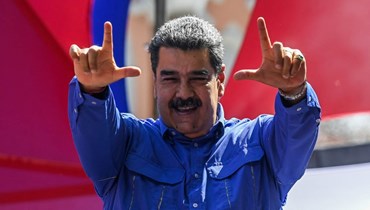 مادورو يحيي حشودا قبل إلقاء كلمة أمام العمال المشاركين في مسيرة في كاراكاس في عيد العمال (1 ايار 2022، أ ف ب).