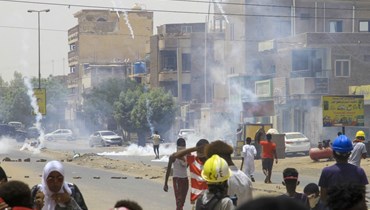 سودانيون خلال تظاهرة مناهضة للحكم العسكري، في العاصمة الخرطوم (19 ايار 2022، أ ف ب). 