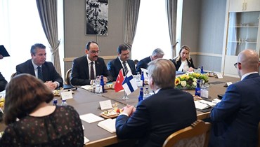 المتحدث باسم الرئاسة التركية إبراهيم كالين (الثاني الى اليسار) ووزير الدولة الفنلندي للشؤون الخارجية يوكا سالوفارا (الثالث إلى اليمين) خلال حضورهما اجتماعًا بشأن محاولة فنلندا الانضمام إلى الناتو (25 ايار 2022، أ ف ب). 