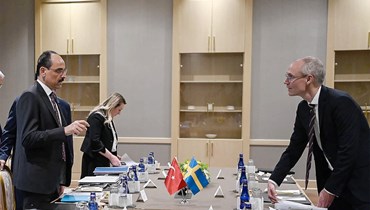 المتحدث باسم الرئاسة التركية إبراهيم كالين (إلى اليسار) ووزير الدولة السويدي المسؤول عن الشؤون الخارجية أوسكار ستينستروم (إلى اليمين) يتحدثان قبل اجتماع  في انقرة، حول محاولة السويد الانضمام إلى الناتو (25 ايار 2022، أ ف ب). 