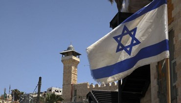 العلم الإسرائيلي مقابل الحرم الإبراهيمي (أ ف ب).