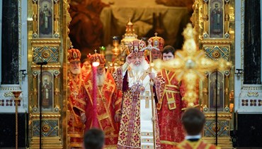 البطريرك كيريل خلال قدّاس الأحد في "كاتدرائيّة المسيح المخلّص" في موسكو (تصوير اوليغ فاروف، بطريركية موسكو، 29 ايار 2022). 