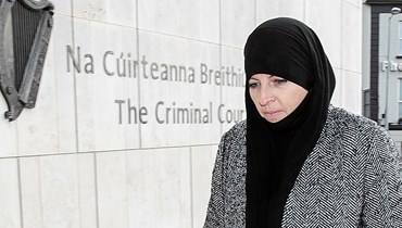 ليزا سميث المتهمة بالانتماء لـ"تنظيم الدولة الإسلامية" أمام المحكمة الجنائية الخاصة في إيرلندا (أ ف ب).