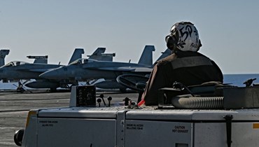  طائرات مقاتلة من طراز F / A-18 هورنت على سطح حاملة الطائرات الأميركيّة من طراز نيميتز التي تعمل على الطاقة النووية (أ ف ب). 