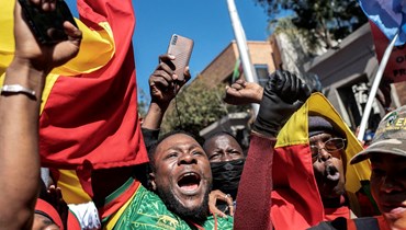 مواطنو مالي خلال مسيرة لأنصار "المناضلين من أجل الحرية الاقتصادية" إلى السفارة الفرنسية في بريتوريا (25 أيار 2022 - أ ف ب).