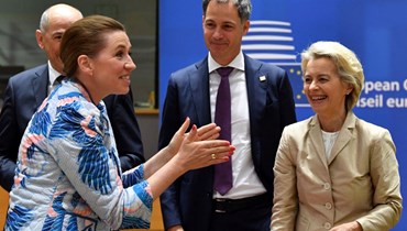 فريدريكسن (الى اليسار) تتحدث إلى نظيرها البلجيكي ألكسندر دي كرو (في الوسط) ورئيس المفوضية الأوروبية أورسولا فون دير لايين قبل اجتماع استثنائي لزعماء الاتحاد الأوروبي في بروكسيل (31 ايار 2022، أ ف ب). 