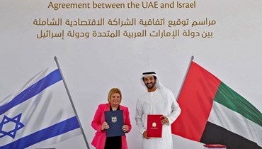 وزير الاقتصاد الاماراتي عبدالله بن طوق المري، ونظيرته الاسرائيلية أورنا باربيفاي خلال توقيع اتفاقية تجارة حرة بين إسرائيل والإمارات في دبي (31 ايار 2022، أ ف ب). 