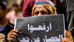 متظاهر يحمل لافتة تطالب بـ"رفع الحصار عن تعز" الذي يفرضه عليها المتمردون الحوثيون في اليمن (25 ايار 2022، أ ف ب). 