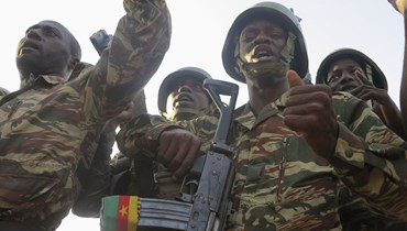 جنود كاميرونيون يغنون ويرقصون خلال زيارة قام بها كبار الضباط في مباس شمال الكاميرون (16 شباط 2015، أ ف ب). 