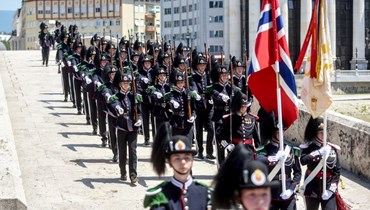 عناصر من الحرس الملكي للنروج يقدمون عرضًا في الساحة الرئيسية في سكوبي (31 ايار 2022، أ ف ب). 