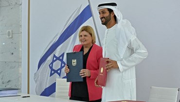 وزير الاقتصاد الاماراتي عبدالله بن طوق المري، ونظيرته الاسرائيلية أورنا باربيفاي خلال توقيع اتفاقية تجارة حرة بين إسرائيل والإمارات في دبي (31 ايار 2022، أ ف ب).