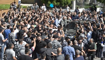 الحشود حول موكب رئيس مجلس النواب نبيه بري (حسام شبارو).