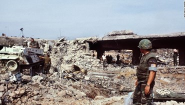 قوات المارينز الأمريكية تبحث عن ضحايا في بيروت بعد ثمانية أيام من هجوم أسفر عن مقتل 241 جندياً أمريكياً في 23 تشرين الأول 1983.