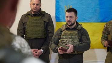 الرئيس الأوكراني فولوديمير زيلينسكي باللباس العسكري في خاركيف (أ ف ب).
