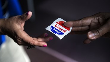 ملصق "I voted" (قد صوّتتُ) في مركز انتخابي أميركي (أ ف ب).