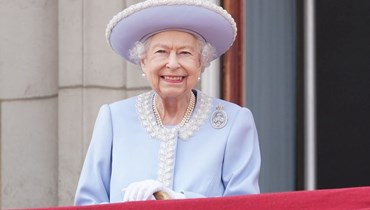 الملكة إليزابيث الثانية تقف على شرفة قصر باكنغهام خلال مرور موكب عيد ميلادها في لندن ضمن احتفالات اليوبيل البلاتيني (2 حزيران 2022، أ ف ب). 