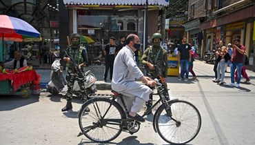 جنود هنود يقفون انتشروا في أحد الشوارع في سريناغار (3 حزيران 2022، أ ف ب). 