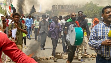 سودانيون يتظاهرون في الخرطوم للمطالبة بالعدالة لعشرات المحتجين المؤيدين للديموقراطية الذين قُتلوا خلال قمع اعتصام 2019 ضد البشير (3 حزيران 2022، أ ف ب).