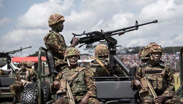 جنود كينيون يشاركون في عرض عسكري في حدائق أوهورو في نيروبي، في اطار الاحتفالات بيوم ماداراكا (الحكم الذاتي) في كينيا (1 حزيران 2022، أ ف ب). 