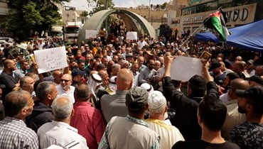 فلسطينيون يحتجون على ارتفاع أسعار السلع الأساسية في مدينة الخليل بالضفة الغربية المحتلة (5 حزيران 2022، أ ف ب). 